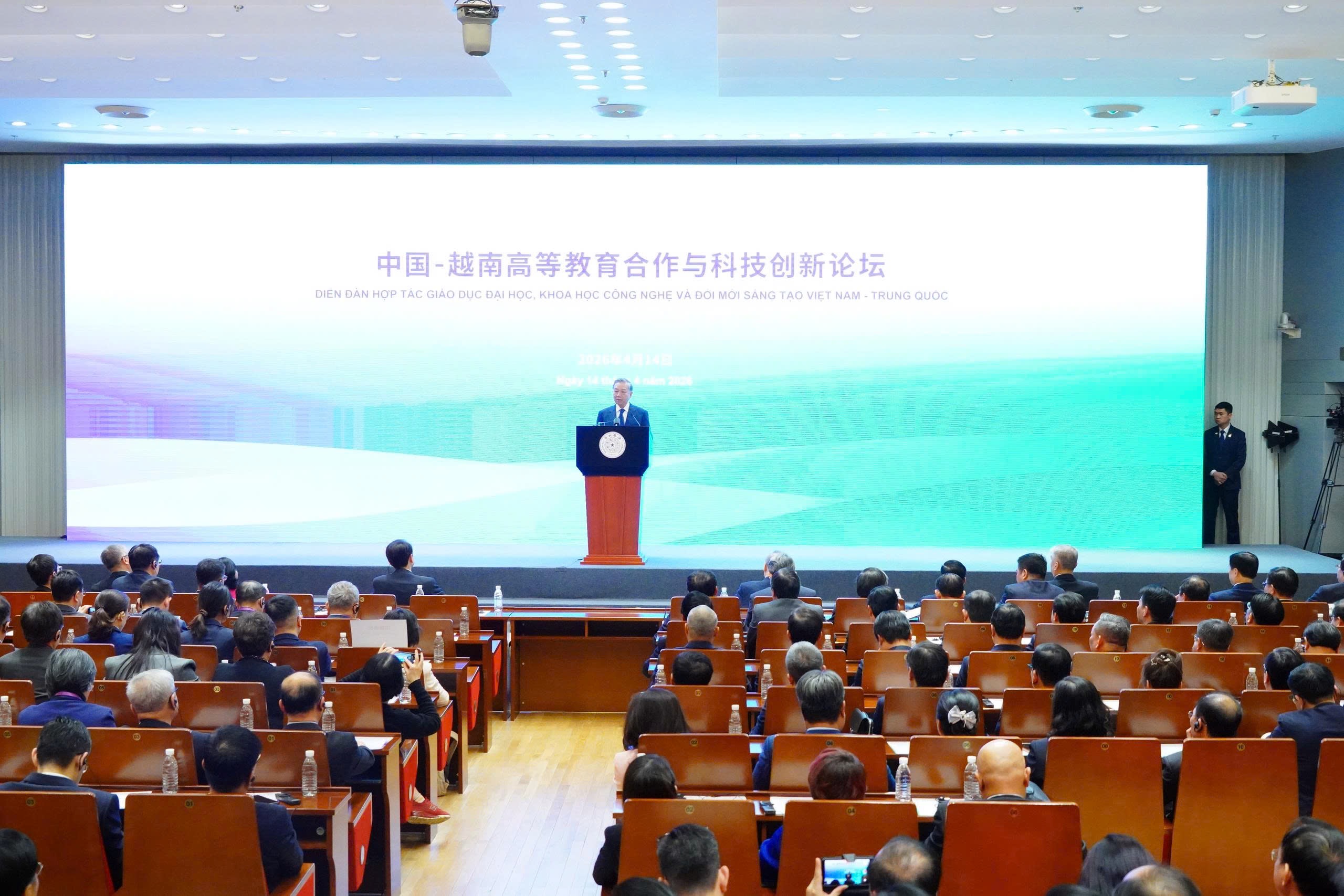 Investasi bagi Para Imuwan Muda Sebagai Investasi Strategis untuk Masa Depan Vietnam-Tiongkok